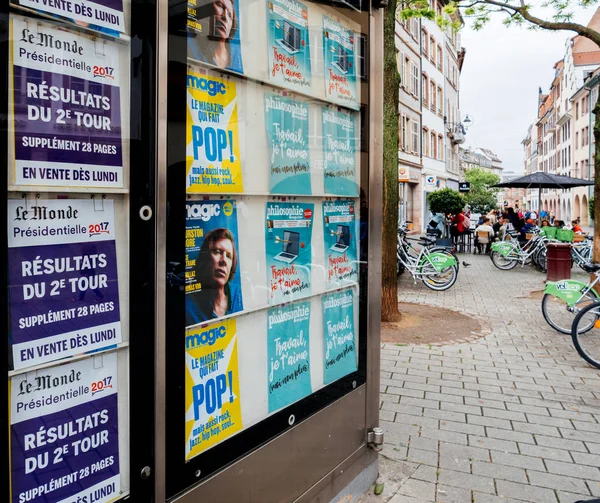 Resultados electorales en Francia afiche del periódico Le Monde y cit — Foto de Stock