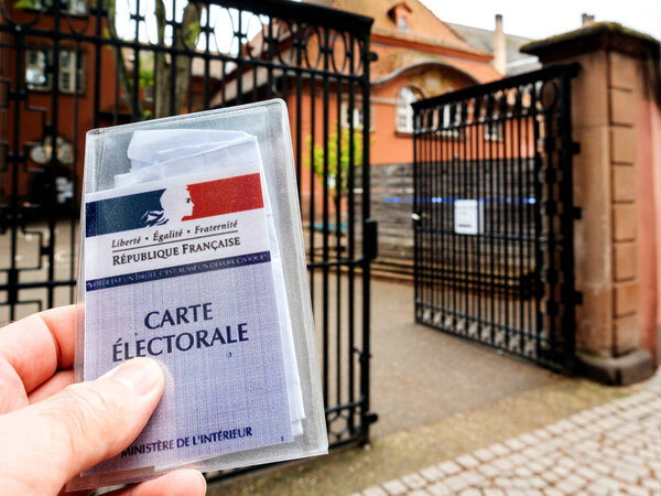 Человек, держащий Карт Электораль - избирательная карта французского регистра избирателей
