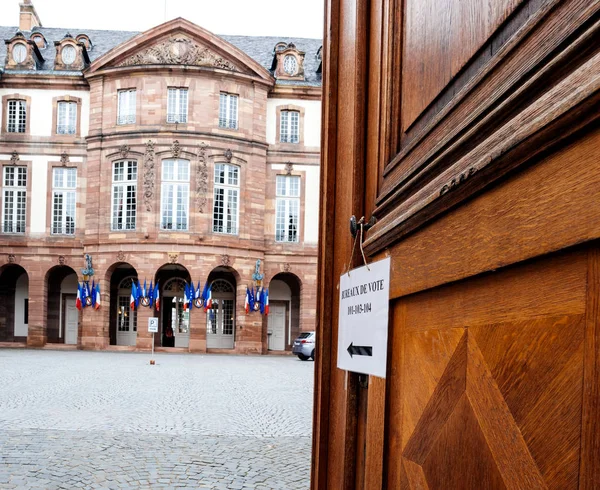 Oficina de votación, centro de votación Ayuntamiento francés con banderas en — Foto de Stock