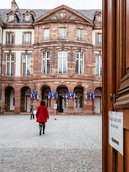 Mujer que se dirige a votar en Francia durante las elecciones residenciales — Foto de Stock