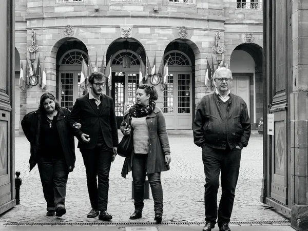 Familjen lämnar röstningen plats franska staden flaggor — Stockfoto