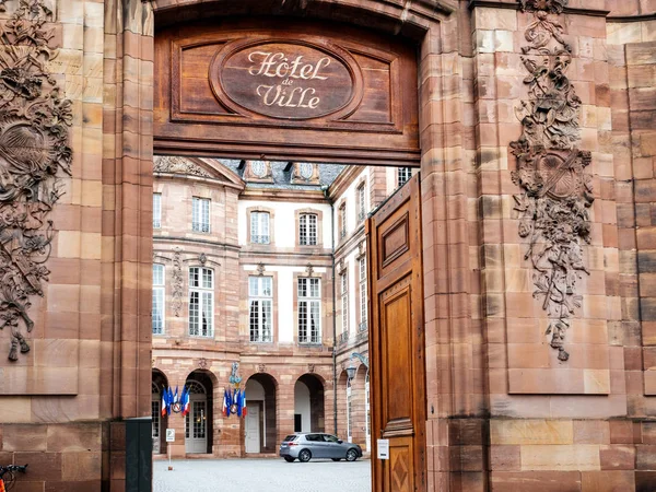 Hotel de ville cu steaguri franceze în timpul alegerilor din Franța — Fotografie, imagine de stoc