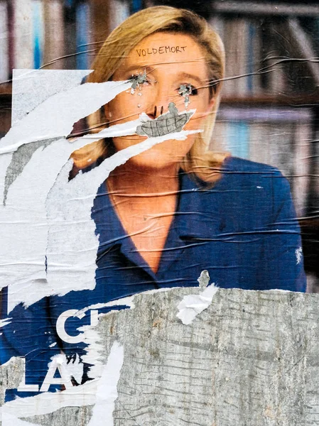 Поврежденный плакат Марин Ле Пен — стоковое фото