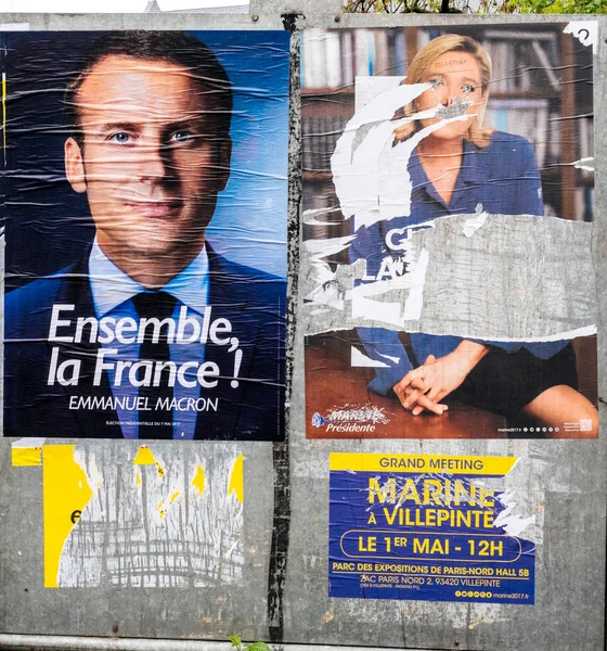 Macron e Le Pen cartazes vandalizados na cidade — Fotografia de Stock