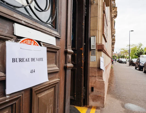 Polling plaats wisselkantoor stemmen Frankrijk deur ingang — Stockfoto