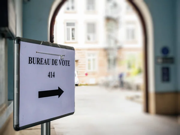 Бюро де голосувати знак у французькому місті поруч із організації пулу місце — стокове фото