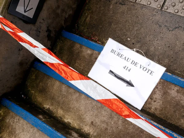 Бюро de голосування знак на підлозі пошкоджені безпечний смузі — стокове фото
