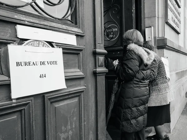 Des femmes âgées françaises vont voter bureau de vote — Photo