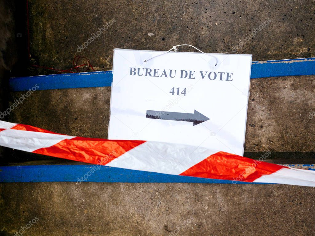 Bureau de vote sign on floor damaged secure stripe 