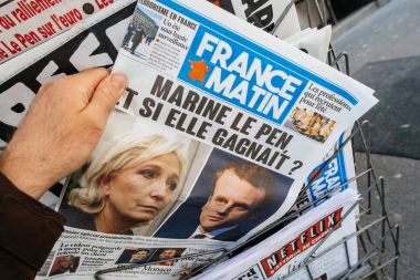 Fransa Matin Emmanuel Macron ve kapak üzerinde Marine Le Pen ile 