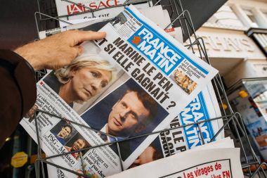 Fransa Matin Emmanuel Macron ve kapak üzerinde Marine Le Pen ile 