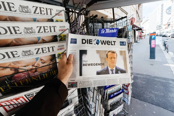 Hombre comprando Die Welt con la recién elegida presidenta francesa Emma — Foto de Stock