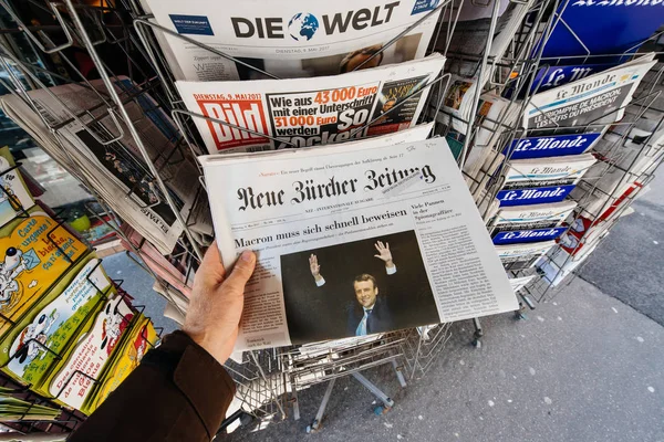 Pov comprar Neue Burcher Zeitung periódico frente pag — Foto de Stock