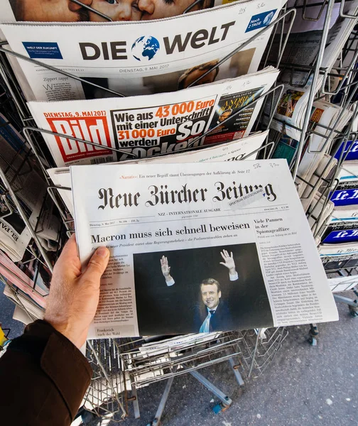 Hombre comprando Neue Burcher Zeitung con el recién elegido pr francés — Foto de Stock