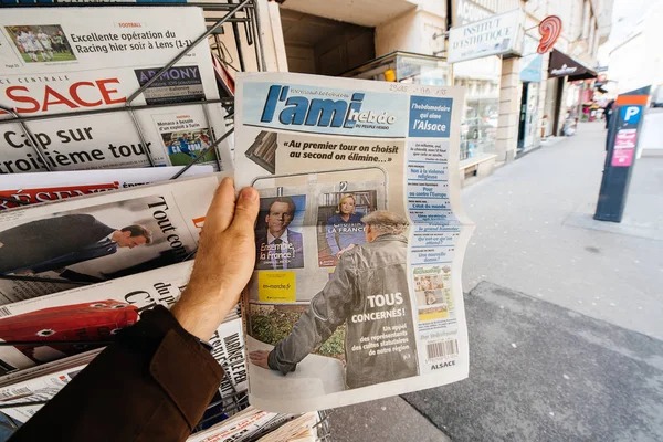 L'Ami Hebdo sulle elezioni presidenziali francesi uomo comprare la stampa — Foto Stock