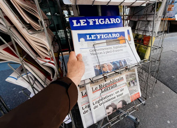 Francois Hollande ed Emmanuel Macron sulla copertina di Le Figaro — Foto Stock