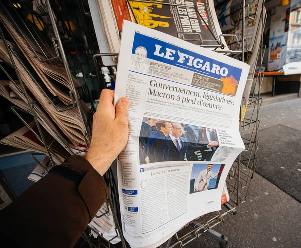 : Pov buying Le Figaro  newspaper front page — Stock Photo, Image