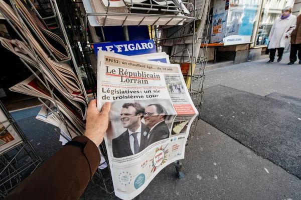 Le republicain lorrain prensa francesa con Hollande y Macron — Foto de Stock