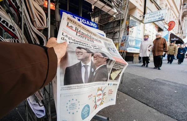 Pov, le Republicain Lorrain gazetesini satın alıyor — Stok fotoğraf