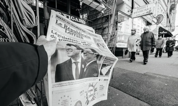 Pov buying the republicain lorrain newspaper — Photo