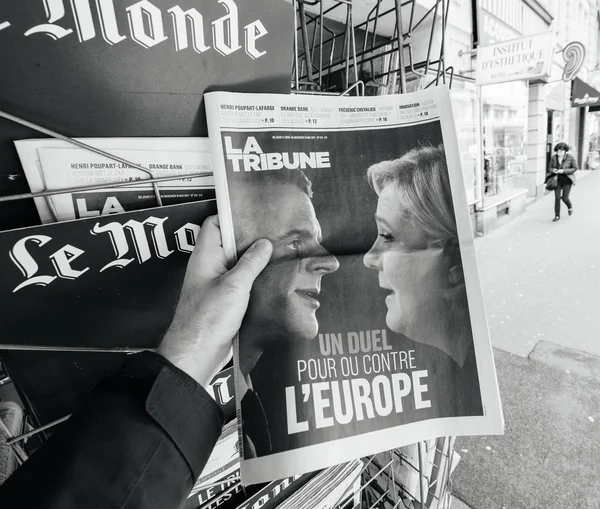 La Tribune med streck och Le Pen köpa press — Stockfoto