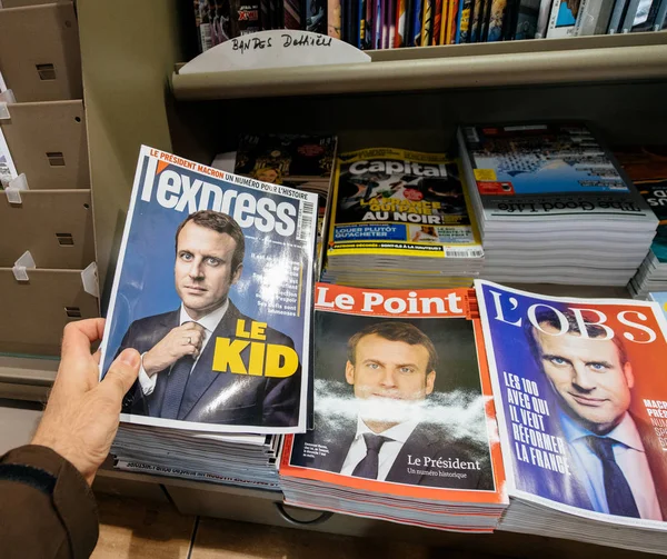 Пов покупает журналы L 'Express LE Kid — стоковое фото
