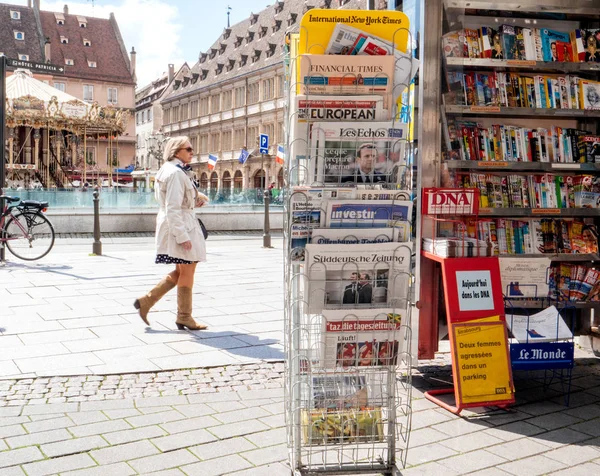 フランス語 Pr としてエマニュエル マクロン選挙について国際的なプレス — ストック写真