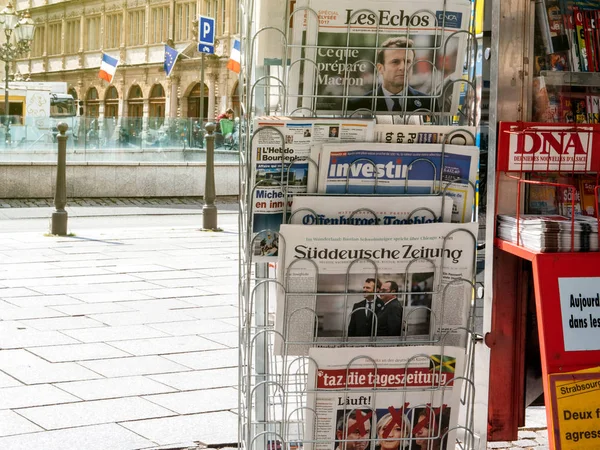 Stampa internazionale sulle elezioni di Emmanuel Macron come Pr francese — Foto Stock