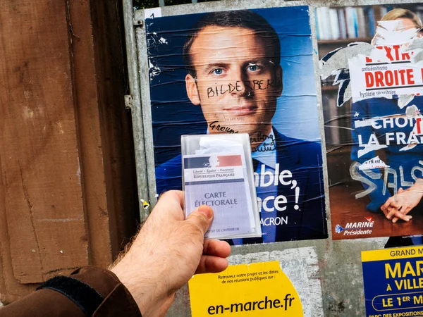 Cartel de retrato de Emmanuel Macron con miembros del grupo Bilderberg ins — Foto de Stock