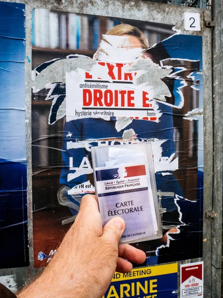 Wyborca Marine le Pen trzymając Carte Electorale z przodu — Zdjęcie stockowe