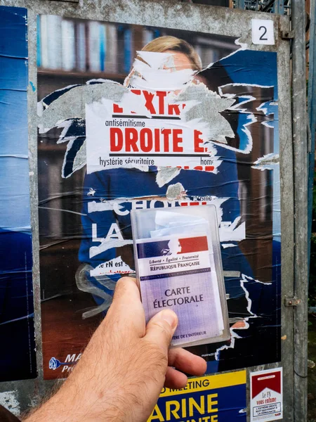 Électeur pour Marine le Pen tenant Carte Electorale devant le — Photo