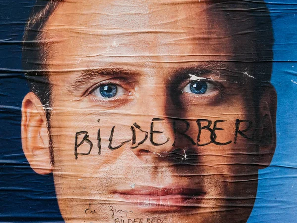 Cartaz de retrato de Emmanuel Macron com membros do grupo Bilderberg ins — Fotografia de Stock