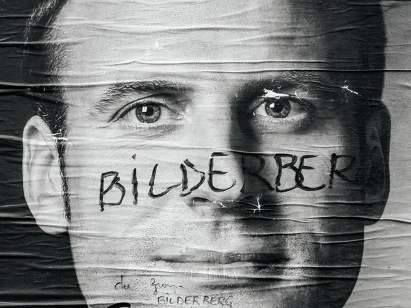 Cartel de retrato de Emmanuel Macron con miembros del grupo Bilderberg ins — Foto de Stock