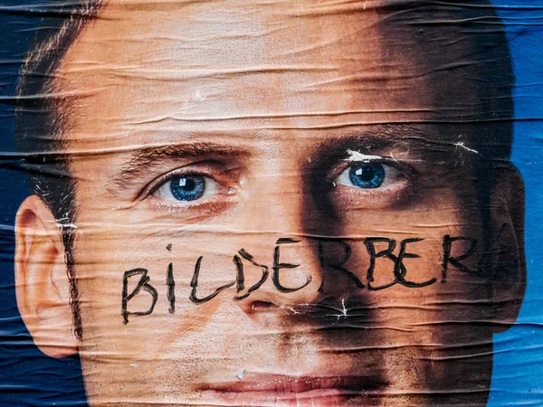 Портретный плакат Эммануэля Макрона с членами группы Билдерберга — стоковое фото