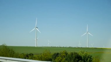 Arabadan yel değirmenleri manzaralı yeşil alan