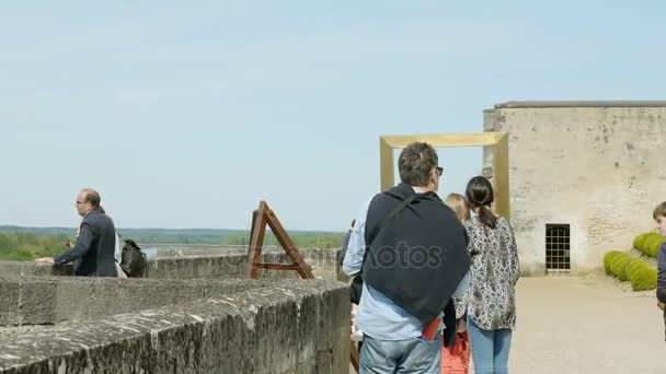 Pessoas que visitam Blois — Vídeo de Stock