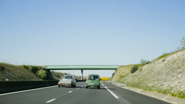Snabb fortkörning bil på motorvägen Pov — Stockvideo
