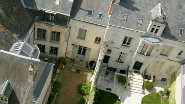 Drone Surplombant Cour Française Maison Maître Immobilier Vue Sur Sécurité — Video