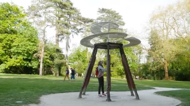 Amboise フランス Circa 2017 航空ねじヘリコプターのためのレオナルド ヴィンチのデザインの女性のテストモデルの再構築 — ストック動画