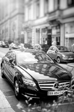 Fransa'da bir sokakta lüks Mercedes-Benz Cls araba park