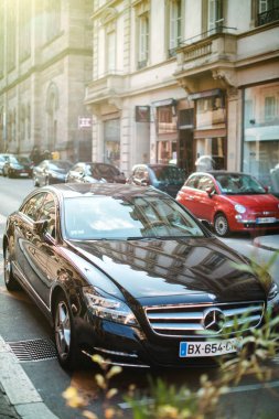 Fransa'da bir sokakta lüks Mercedes-Benz Cls araba park