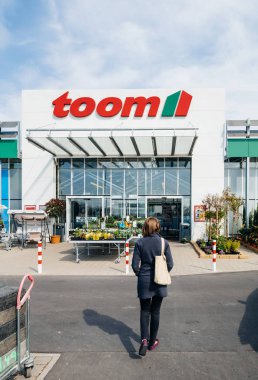 Toom Baumarkt entrace cephe müşteriler ile 