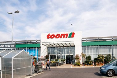 Toom Baumarkt entrace cephe müşteriler ile 