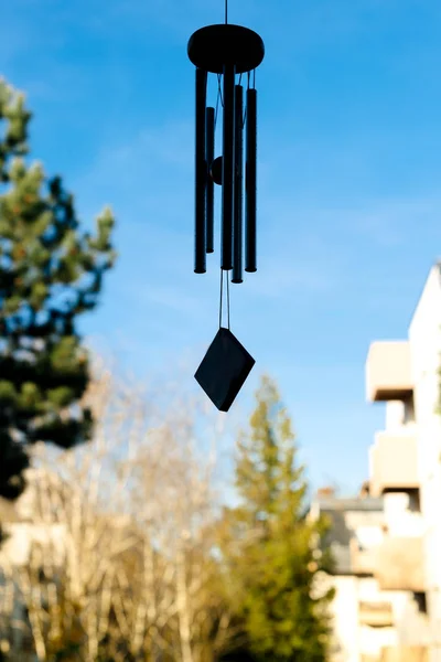 Feng shui chimes with blue sky and house nature in the backgroun — Stock Photo, Image