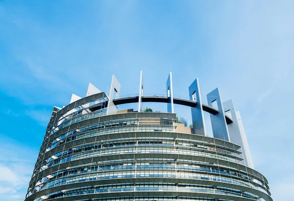 Edificio del Parlamento europeo contro il cielo pacifico — Foto Stock
