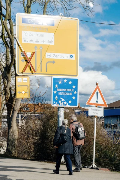 Entrance to Germany sign at the border couple senior bundesrepub — Stock Photo, Image