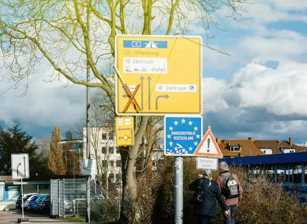 Ingången till Tyskland skylt vid den gränsen par senior bundesrepub — Stockfoto