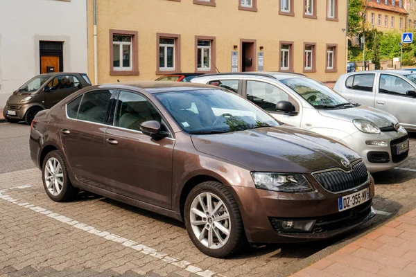 シュコダ オクタヴィアは、ドイツの都市に駐車 — ストック写真