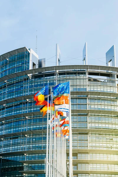 Bandeiras do Parlamento Europeu em frente ao edifício principal — Fotografia de Stock