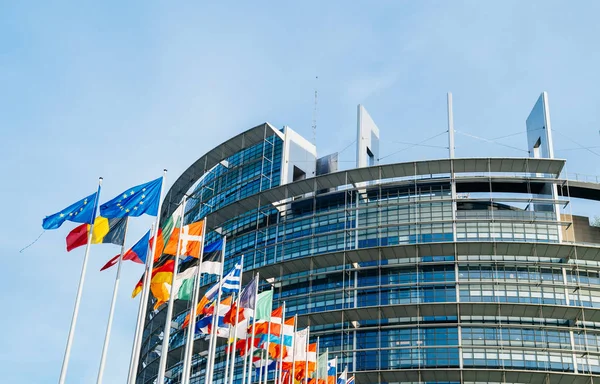 Drapeaux du Parlement européen devant le bâtiment principal — Photo